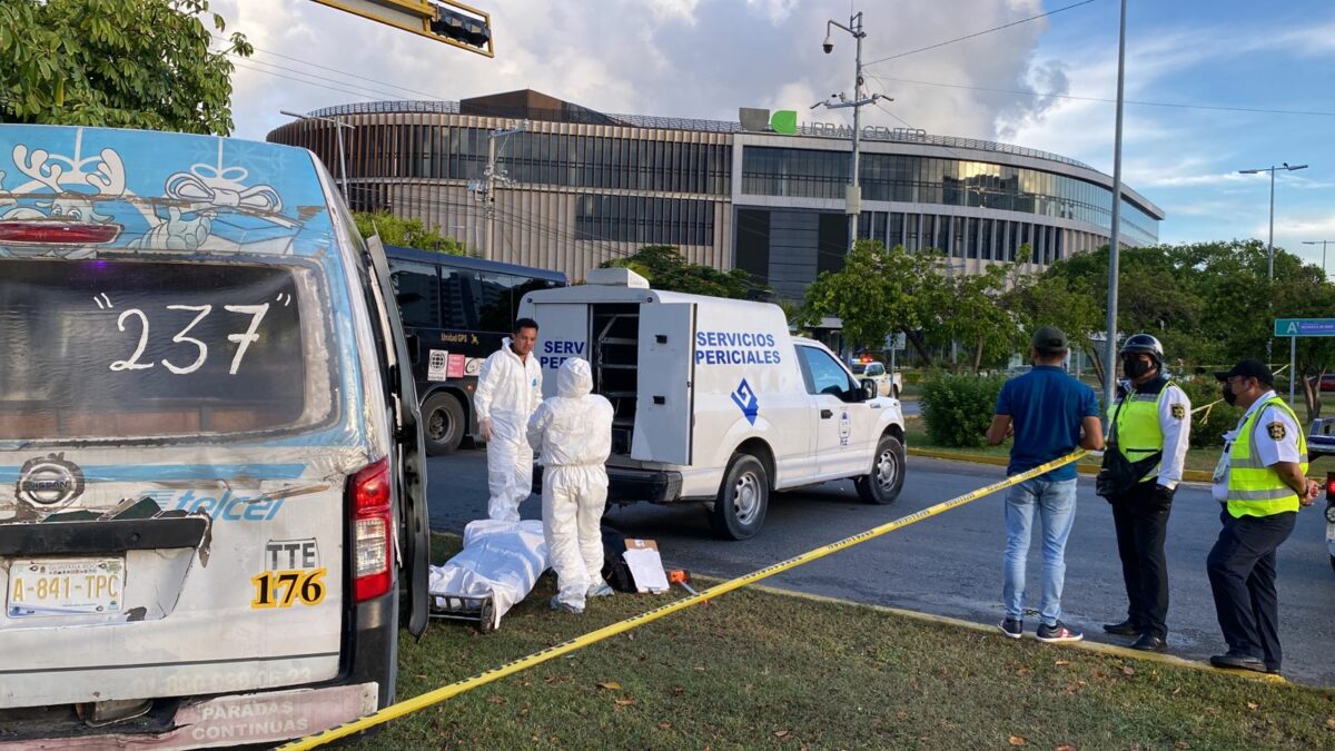 Combi choca contra autobús en la avenida Nichupté y Tulum, hay un muerto