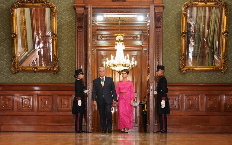 "¡Mexicanas y mexicanos, muera la corrupción!": López Obrador encabeza Grito de Independencia