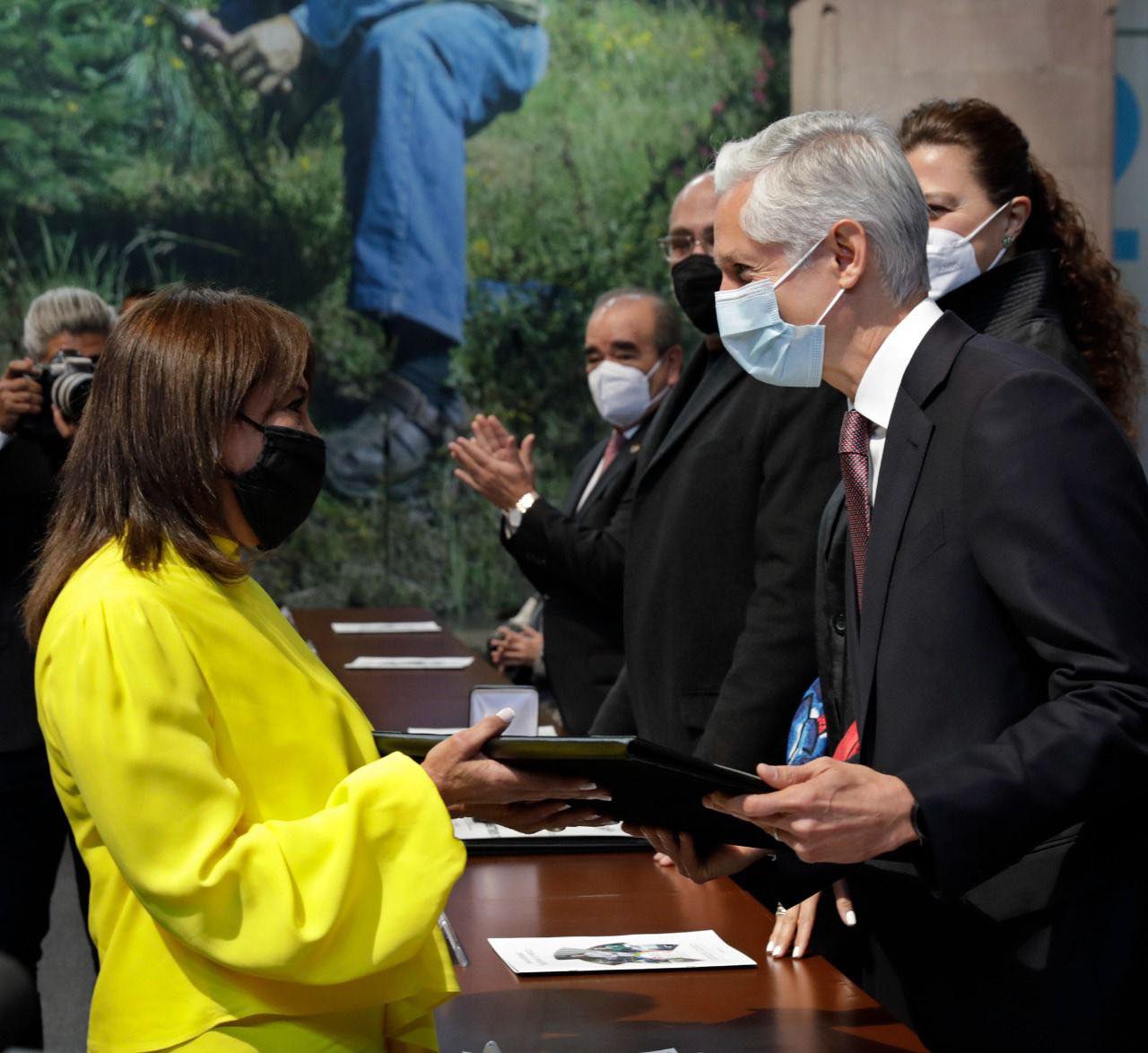 EdoMéx cumple cuatro años reconociendo labor de quienes trabajan a favor de la entidad